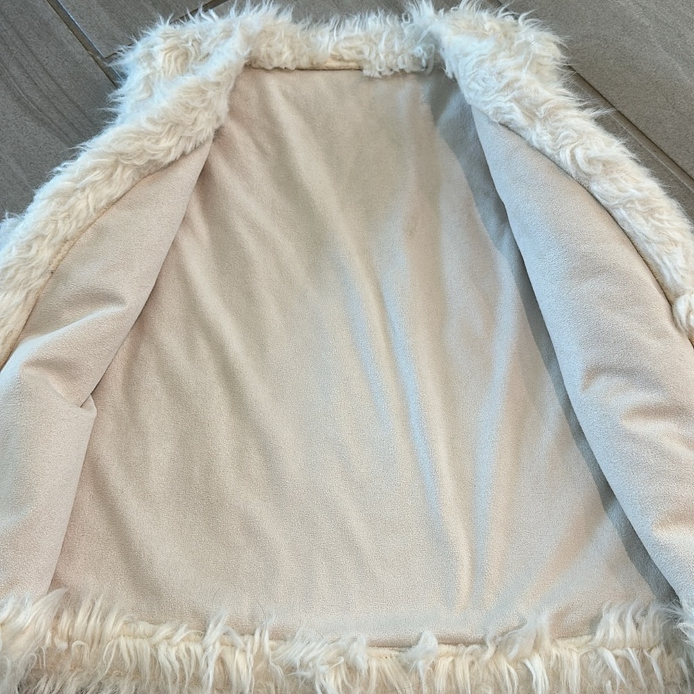 Unbranded Y2K Vintage-Inspired Faux Fur Fuzzy Vest – Cream White 36” chest - Picture 7 of 7